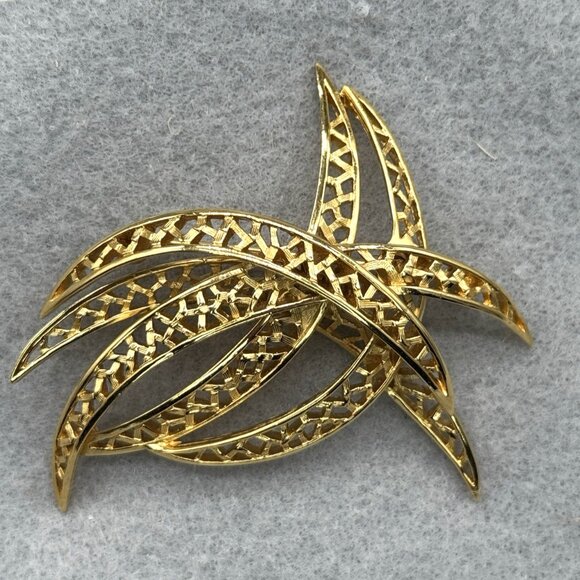 Vintage Crown Trifari Brooch Gold Tone Filigree Whimsical Atomic 3D Open Work - Picture 3 of 6